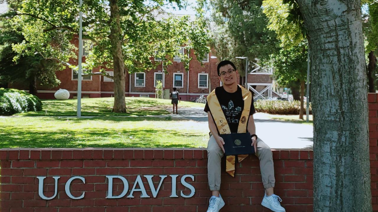 Shuai Sun graduation picture